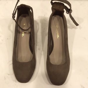 LADIES HEELS “SOLANZ” size 7 rubber sole w buckle around ankle. 2” HEEL NO SCUFF